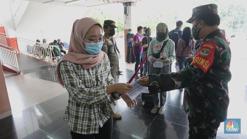 Warga mengikuti vaksinasi massal Covid-19 gelaran Pemkot, Jakarta Timur, di Gelanggang Olahraga (GOR) Ciracas, Senin (28/6/2021). Kouta vaksinasi di GOR Ciracas 1.000 per hari, terdiri dari 500 warga Kecamatan Ciracas dan 500 warga Kelurahan Pasar Rebo. Warga yang tidak memiliki KTP DKI Jakarta pun bisa mengikuti vaksinasi gratis dengan syarat membawa surat pengantar RT/RW. Bagi warga non DKI namun bekerja di Jakarta maka cukup membawa surat pengantar dari perusahaan tempatnya bekerja sebagai syarat mengikuti vaksinasi gratis. 
   (CNBC Indonesia/ Tri Susilo)