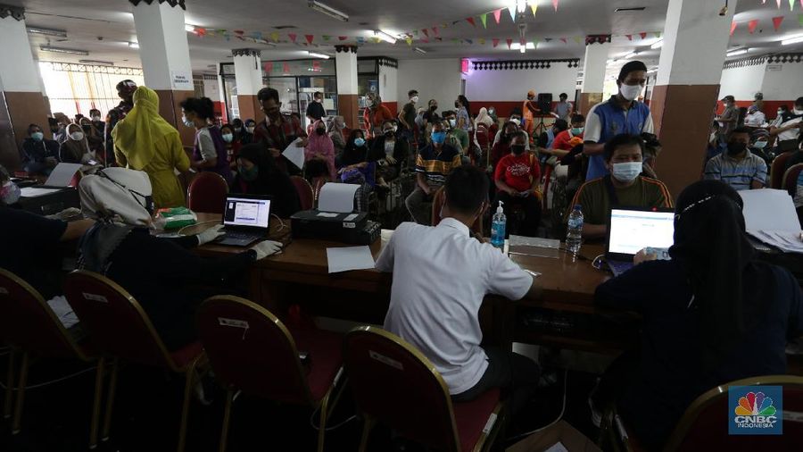 Warga mengikuti vaksinasi massal Covid-19 gelaran Pemkot, Jakarta Timur, di Gelanggang Olahraga (GOR) Ciracas, Senin (28/6/2021). Kouta vaksinasi di GOR Ciracas 1.000 per hari, terdiri dari 500 warga Kecamatan Ciracas dan 500 warga Kelurahan Pasar Rebo. Warga yang tidak memiliki KTP DKI Jakarta pun bisa mengikuti vaksinasi gratis dengan syarat membawa surat pengantar RT/RW. Bagi warga non DKI namun bekerja di Jakarta maka cukup membawa surat pengantar dari perusahaan tempatnya bekerja sebagai syarat mengikuti vaksinasi gratis. 
   (CNBC Indonesia/ Tri Susilo)