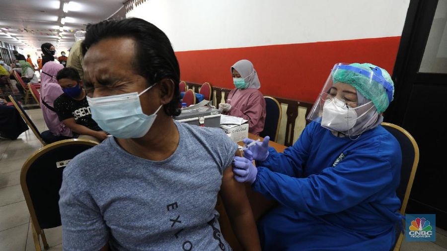 Warga mengikuti vaksinasi massal Covid-19 gelaran Pemkot, Jakarta Timur, di Gelanggang Olahraga (GOR) Ciracas, Senin (28/6/2021). Kouta vaksinasi di GOR Ciracas 1.000 per hari, terdiri dari 500 warga Kecamatan Ciracas dan 500 warga Kelurahan Pasar Rebo. Warga yang tidak memiliki KTP DKI Jakarta pun bisa mengikuti vaksinasi gratis dengan syarat membawa surat pengantar RT/RW. Bagi warga non DKI namun bekerja di Jakarta maka cukup membawa surat pengantar dari perusahaan tempatnya bekerja sebagai syarat mengikuti vaksinasi gratis. 
   (CNBC Indonesia/ Tri Susilo)
