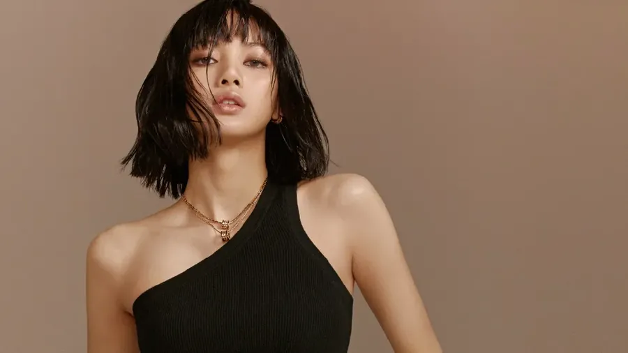 Lisa BLACKPINK di Majalah Vogue Hongkong Edisi Juli 2021.