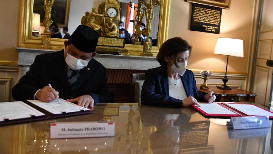 Menteri Pertahanan RI, Prabowo Subianto menandatangani Persetujuan Kerja Sama Pertahanan / Defence Cooperation Agreement (DCA) Indonesia-Prancis, saat melakukan pertemuan bilateral dengan mitranya, Menteri Pertahanan Prancis, Florence Parly, di Hôtel de Brienne, kantor Kementerian Pertahanan Prancis, di Paris (28/06).(Dokumentasi KBRI Paris)