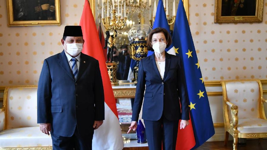 Menteri Pertahanan RI, Prabowo Subianto menandatangani Persetujuan Kerja Sama Pertahanan / Defence Cooperation Agreement (DCA) Indonesia-Prancis, saat melakukan pertemuan bilateral dengan mitranya, Menteri Pertahanan Prancis, Florence Parly, di Hôtel de Brienne, kantor Kementerian Pertahanan Prancis, di Paris (28/06).(Dokumentasi KBRI Paris)