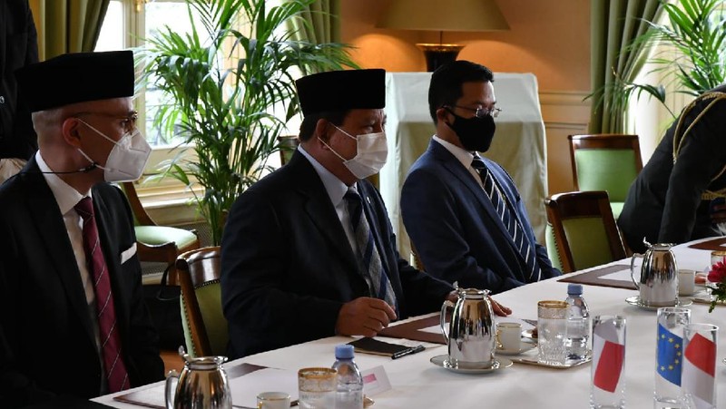 Menteri Pertahanan RI, Prabowo Subianto menandatangani Persetujuan Kerja Sama Pertahanan / Defence Cooperation Agreement (DCA) Indonesia-Prancis, saat melakukan pertemuan bilateral dengan mitranya, Menteri Pertahanan Prancis, Florence Parly, di Hôtel de Brienne, kantor Kementerian Pertahanan Prancis, di Paris (28/06).(Dokumentasi KBRI Paris)