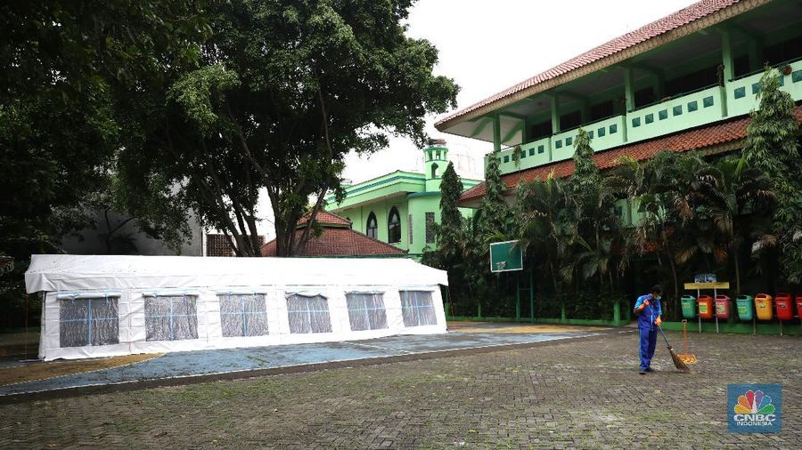 Pekerja RSUD Tarakan menyiapkan velbed di tenda darurat di SDN Negeri 02 Cideng, Jakarta, Selasa (29/6). Rumah Sakit Umum Daerah (RSUD) Tarakan kini menyiapkan tenda perawatan untuk pasien Corona di halaman IGD dan sekolah.Peminjaman lahan sekolah ini sudah berkoordinasi dengan Dinas Kesehatan DKI Jakarta. Tenda perawatan ini menyediakan 10 velbed. Sebelumnya, Dinas Kesehatan (Dinkes) DKI Jakarta menginstruksikan para direktur dan kepala rumah sakit se-DKI Jakarta menyediakan aula hingga tenda demi menampung pasien COVID-19. Arahan ini disampaikan dalam surat yang ditandatangani oleh Kepala Dinas Kesehatan DKI Jakarta Widyastuti pada 21 Juni 2021. Salah satu poin yang dipaparkan adalah meminta rumah sakit mendirikan tenda darurat berkapasitas besar di ruang terbuka di lingkungan RS.(վ/ Muhammad Sabki)
