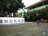 Harta Karun Miliaran Rupiah Ditemukan Guru SD di Halaman Sekolah