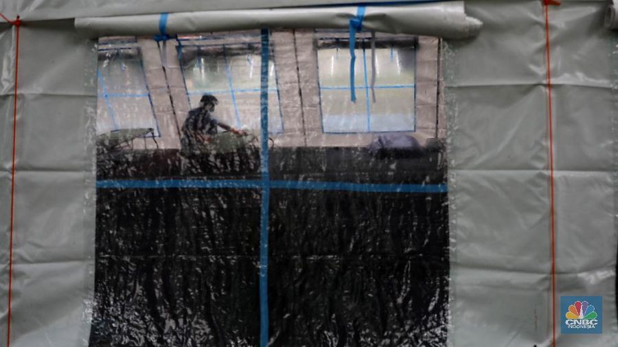 Pekerja RSUD Tarakan menyiapkan velbed di tenda darurat di SDN Negeri 02 Cideng, Jakarta, Selasa (29/6). Rumah Sakit Umum Daerah (RSUD) Tarakan kini menyiapkan tenda perawatan untuk pasien Corona di halaman IGD dan sekolah.Peminjaman lahan sekolah ini sudah berkoordinasi dengan Dinas Kesehatan DKI Jakarta. Tenda perawatan ini menyediakan 10 velbed. Sebelumnya, Dinas Kesehatan (Dinkes) DKI Jakarta menginstruksikan para direktur dan kepala rumah sakit se-DKI Jakarta menyediakan aula hingga tenda demi menampung pasien COVID-19. Arahan ini disampaikan dalam surat yang ditandatangani oleh Kepala Dinas Kesehatan DKI Jakarta Widyastuti pada 21 Juni 2021. Salah satu poin yang dipaparkan adalah meminta rumah sakit mendirikan tenda darurat berkapasitas besar di ruang terbuka di lingkungan RS.(վ/ Muhammad Sabki)