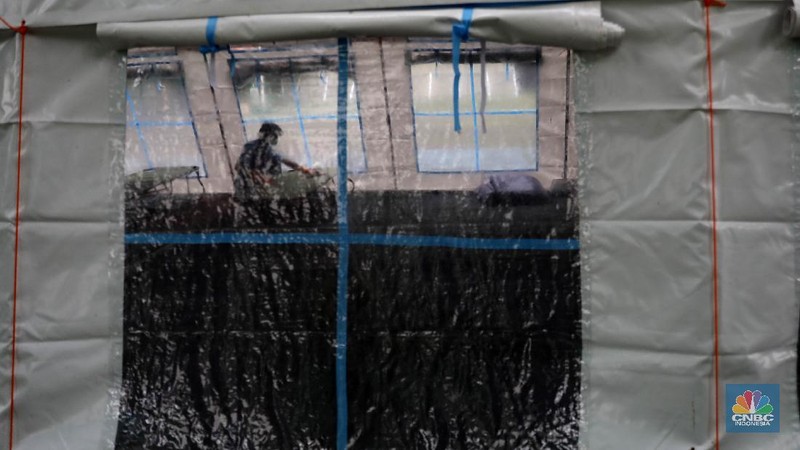 Pekerja RSUD Tarakan menyiapkan velbed di tenda darurat di SDN Negeri 02 Cideng, Jakarta, Selasa (29/6). Rumah Sakit Umum Daerah (RSUD) Tarakan kini menyiapkan tenda perawatan untuk pasien Corona di halaman IGD dan sekolah.Peminjaman lahan sekolah ini sudah berkoordinasi dengan Dinas Kesehatan DKI Jakarta. Tenda perawatan ini menyediakan 10 velbed. Sebelumnya, Dinas Kesehatan (Dinkes) DKI Jakarta menginstruksikan para direktur dan kepala rumah sakit se-DKI Jakarta menyediakan aula hingga tenda demi menampung pasien COVID-19. Arahan ini disampaikan dalam surat yang ditandatangani oleh Kepala Dinas Kesehatan DKI Jakarta Widyastuti pada 21 Juni 2021. Salah satu poin yang dipaparkan adalah meminta rumah sakit mendirikan tenda darurat berkapasitas besar di ruang terbuka di lingkungan RS.(վ/ Muhammad Sabki)