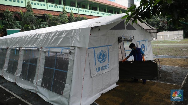 Pekerja RSUD Tarakan menyiapkan velbed di tenda darurat di SDN Negeri 02 Cideng, Jakarta, Selasa (29/6). (CNBC Indonesia/ Muhammad Sabki) Pekerja RSUD Tarakan menyiapkan velbed di tenda darurat di SDN Negeri 02 Cideng, Jakarta, Selasa (29/6). Rumah Sakit Umum Daerah (RSUD) Tarakan kini menyiapkan tenda perawatan untuk pasien Corona di halaman IGD dan sekolah.Peminjaman lahan sekolah ini sudah berkoordinasi dengan Dinas Kesehatan DKI Jakarta. Tenda perawatan ini menyediakan 10 velbed. Sebelumnya, Dinas Kesehatan (Dinkes) DKI Jakarta menginstruksikan para direktur dan kepala rumah sakit se-DKI Jakarta menyediakan aula hingga tenda demi menampung pasien COVID-19. Arahan ini disampaikan dalam surat yang ditandatangani oleh Kepala Dinas Kesehatan DKI Jakarta Widyastuti pada 21 Juni 2021. Salah satu poin yang dipaparkan adalah meminta rumah sakit mendirikan tenda darurat berkapasitas besar di ruang terbuka di lingkungan RS.(CNBC Indonesia/ Muhammad Sabki)