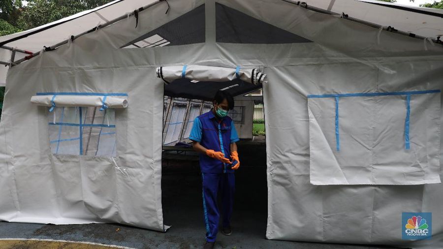 Pekerja RSUD Tarakan menyiapkan velbed di tenda darurat di SDN Negeri 02 Cideng, Jakarta, Selasa (29/6). Rumah Sakit Umum Daerah (RSUD) Tarakan kini menyiapkan tenda perawatan untuk pasien Corona di halaman IGD dan sekolah.Peminjaman lahan sekolah ini sudah berkoordinasi dengan Dinas Kesehatan DKI Jakarta. Tenda perawatan ini menyediakan 10 velbed. Sebelumnya, Dinas Kesehatan (Dinkes) DKI Jakarta menginstruksikan para direktur dan kepala rumah sakit se-DKI Jakarta menyediakan aula hingga tenda demi menampung pasien COVID-19. Arahan ini disampaikan dalam surat yang ditandatangani oleh Kepala Dinas Kesehatan DKI Jakarta Widyastuti pada 21 Juni 2021. Salah satu poin yang dipaparkan adalah meminta rumah sakit mendirikan tenda darurat berkapasitas besar di ruang terbuka di lingkungan RS.(վ/ Muhammad Sabki)