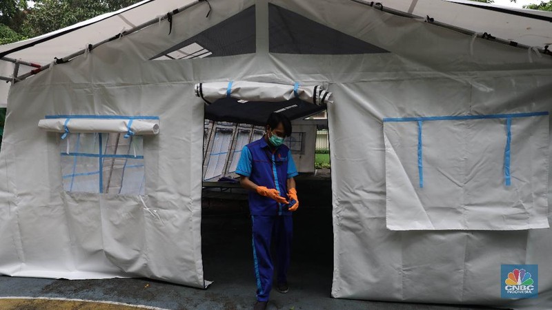 Pekerja RSUD Tarakan menyiapkan velbed di tenda darurat di SDN Negeri 02 Cideng, Jakarta, Selasa (29/6). Rumah Sakit Umum Daerah (RSUD) Tarakan kini menyiapkan tenda perawatan untuk pasien Corona di halaman IGD dan sekolah.Peminjaman lahan sekolah ini sudah berkoordinasi dengan Dinas Kesehatan DKI Jakarta. Tenda perawatan ini menyediakan 10 velbed. Sebelumnya, Dinas Kesehatan (Dinkes) DKI Jakarta menginstruksikan para direktur dan kepala rumah sakit se-DKI Jakarta menyediakan aula hingga tenda demi menampung pasien COVID-19. Arahan ini disampaikan dalam surat yang ditandatangani oleh Kepala Dinas Kesehatan DKI Jakarta Widyastuti pada 21 Juni 2021. Salah satu poin yang dipaparkan adalah meminta rumah sakit mendirikan tenda darurat berkapasitas besar di ruang terbuka di lingkungan RS.(վ/ Muhammad Sabki)