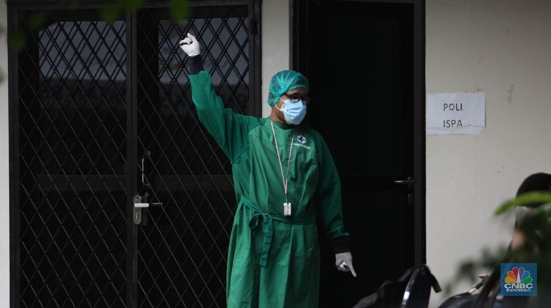 Petugas menggunakan Alat Pelindung Diri (APD) mendata pasien untuk masuk ke dalam bus sekolah di Puskesmas Kecamatan Setiabudi, Jakarta, Selasa (29/6/2021). Puskesmas Kecamatan Setiabudi  pada hari ini menjemput pasien Covid-19 sebanyak 50 orang. Puluhan pasien tersebut dibawa ke Wisma Atlet. Data Covid-19 hingga Senin (28/6/2021) mencatat total ada 2,1 juta orang positif di Indonesia. Sementara itu, total kematian sudah mencapai 57,561 orang. Pemerintah akan mengumumkan revisi aturan terkait pemberlakuan pembatasan kegiatan masyarakat (PPKM) berbasis mikro pada petang ini. Presiden Joko Widodo (Jokowi) memutuskan akan memberlakukan PPKM Darurat untuk mengatasi lonjakan kasus Covid-19. Kebijakan ini tidak lepas dari kondisi kasus positif Covid-19 harian di Indonesia sudah mencapai 20 ribuan per hari, semakin naik dibanding sebelumnya. Sementara itu jika merujuk pada data worldmeter, Indonesia berada di urutan ke 17. Adapun jumlah tes yang dilakukan terbilang minim hanya 71.051 per 1 juta penduduk. Jauh dibandingkan negara lain yang mencapai ratusan ribu per 1 juta penduduk. (CNBC Indonesia/ Muhammad Sabki)