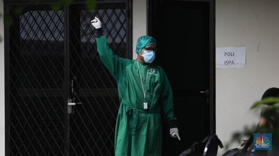 Penjemputan Pasien Covid-19. Petugas menggunakan Alat Pelindung Diri (APD) mendata pasien untuk masuk ke dalam bus sekolah di Puskesmas Kecamatan Setiabudi, Jakarta, Selasa (29/6/2021). Puskesmas Kecamatan Setiabudi pada hari ini menjemput pasien Covid-19 sebanyak 50 orang. Puluhan pasien tersebut dibawa ke Wisma Atlet. Data Covid-19 hingga Senin (28/6/2021) mencatat total ada 2,1 juta orang positif di Indonesia. Sementara itu, total kematian sudah mencapai 57,561 orang. Pemerintah akan mengumumkan revisi aturan terkait pemberlakuan pembatasan kegiatan masyarakat (PPKM) berbasis mikro pada petang ini. Presiden Joko Widodo (Jokowi) memutuskan akan memberlakukan PPKM Darurat untuk mengatasi lonjakan kasus Covid-19. Kebijakan ini tidak lepas dari kondisi kasus positif Covid-19 harian di Indonesia sudah mencapai 20 ribuan per hari, semakin naik dibanding sebelumnya. Sementara itu jika merujuk pada data worldmeter, Indonesia berada di urutan ke 17. Adapun jumlah tes yang dilakukan terbilang minim hanya 71.051 per 1 juta penduduk. Jauh dibandingkan negara lain yang mencapai ratusan ribu per 1 juta penduduk. (CNBC Indonesia/ Muhammad Sabki)