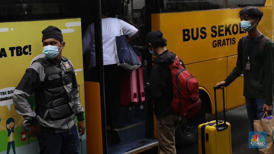 Petugas menggunakan Alat Pelindung Diri (APD) mendata pasien untuk masuk ke dalam bus sekolah di Puskesmas Kecamatan Setiabudi, Jakarta, Selasa (29/6/2021). Puskesmas Kecamatan Setiabudi  pada hari ini menjemput pasien Covid-19 sebanyak 50 orang. Puluhan pasien tersebut dibawa ke Wisma Atlet. Data Covid-19 hingga Senin (28/6/2021) mencatat total ada 2,1 juta orang positif di Indonesia. Sementara itu, total kematian sudah mencapai 57,561 orang. Pemerintah akan mengumumkan revisi aturan terkait pemberlakuan pembatasan kegiatan masyarakat (PPKM) berbasis mikro pada petang ini. Presiden Joko Widodo (Jokowi) memutuskan akan memberlakukan PPKM Darurat untuk mengatasi lonjakan kasus Covid-19. Kebijakan ini tidak lepas dari kondisi kasus positif Covid-19 harian di Indonesia sudah mencapai 20 ribuan per hari, semakin naik dibanding sebelumnya. Sementara itu jika merujuk pada data worldmeter, Indonesia berada di urutan ke 17. Adapun jumlah tes yang dilakukan terbilang minim hanya 71.051 per 1 juta penduduk. Jauh dibandingkan negara lain yang mencapai ratusan ribu per 1 juta penduduk. (CNBC Indonesia/ Muhammad Sabki)