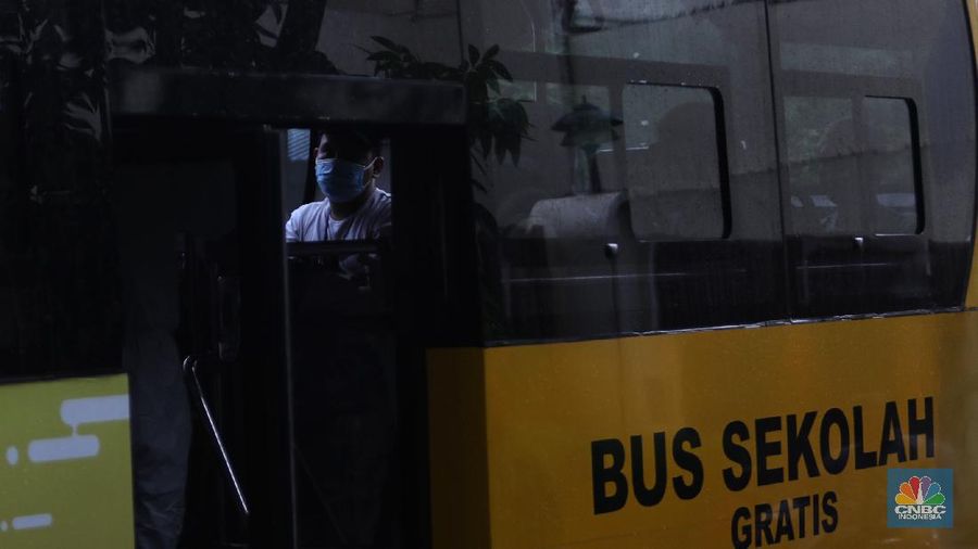 Petugas menggunakan Alat Pelindung Diri (APD) mendata pasien untuk masuk ke dalam bus sekolah di Puskesmas Kecamatan Setiabudi, Jakarta, Selasa (29/6/2021). Puskesmas Kecamatan Setiabudi  pada hari ini menjemput pasien Covid-19 sebanyak 50 orang. Puluhan pasien tersebut dibawa ke Wisma Atlet. Data Covid-19 hingga Senin (28/6/2021) mencatat total ada 2,1 juta orang positif di Indonesia. Sementara itu, total kematian sudah mencapai 57,561 orang. Pemerintah akan mengumumkan revisi aturan terkait pemberlakuan pembatasan kegiatan masyarakat (PPKM) berbasis mikro pada petang ini. Presiden Joko Widodo (Jokowi) memutuskan akan memberlakukan PPKM Darurat untuk mengatasi lonjakan kasus Covid-19. Kebijakan ini tidak lepas dari kondisi kasus positif Covid-19 harian di Indonesia sudah mencapai 20 ribuan per hari, semakin naik dibanding sebelumnya. Sementara itu jika merujuk pada data worldmeter, Indonesia berada di urutan ke 17. Adapun jumlah tes yang dilakukan terbilang minim hanya 71.051 per 1 juta penduduk. Jauh dibandingkan negara lain yang mencapai ratusan ribu per 1 juta penduduk. (CNBC Indonesia/ Muhammad Sabki)