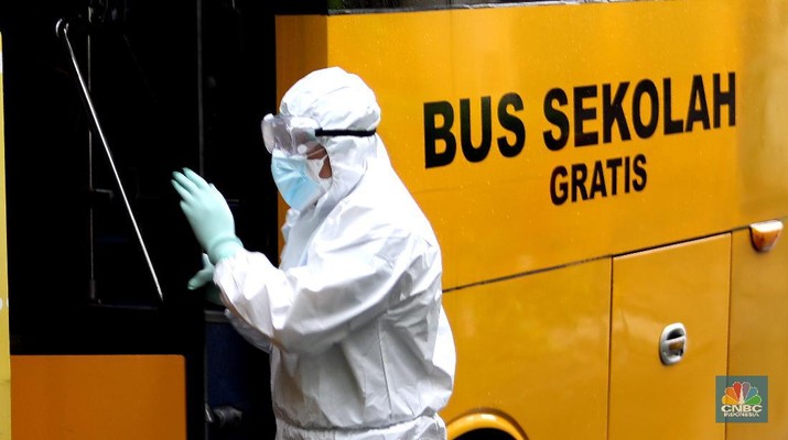 Penjemputan Pasien Covid-19. Petugas menggunakan Alat Pelindung Diri (APD) mendata pasien untuk masuk ke dalam bus sekolah di Puskesmas Kecamatan Setiabudi, Jakarta, Selasa (29/6/2021). Puskesmas Kecamatan Setiabudi pada hari ini menjemput pasien Covid-19 sebanyak 50 orang. Puluhan pasien tersebut dibawa ke Wisma Atlet. Data Covid-19 hingga Senin (28/6/2021) mencatat total ada 2,1 juta orang positif di Indonesia. Sementara itu, total kematian sudah mencapai 57,561 orang. Pemerintah akan mengumumkan revisi aturan terkait pemberlakuan pembatasan kegiatan masyarakat (PPKM) berbasis mikro pada petang ini. Presiden Joko Widodo (Jokowi) memutuskan akan memberlakukan PPKM Darurat untuk mengatasi lonjakan kasus Covid-19. Kebijakan ini tidak lepas dari kondisi kasus positif Covid-19 harian di Indonesia sudah mencapai 20 ribuan per hari, semakin naik dibanding sebelumnya. Sementara itu jika merujuk pada data worldmeter, Indonesia berada di urutan ke 17. Adapun jumlah tes yang dilakukan terbilang minim hanya 71.051 per 1 juta penduduk. Jauh dibandingkan negara lain yang mencapai ratusan ribu per 1 juta penduduk. (CNBC Indonesia/ Muhammad Sabki)