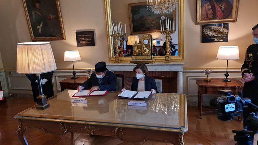 Perjanjian kerja sama pertahanan antara 
Prabowo Subianto dan  Florence Parly di Paris. (tangkapan Layar Twitter @ChambardOlivier)
