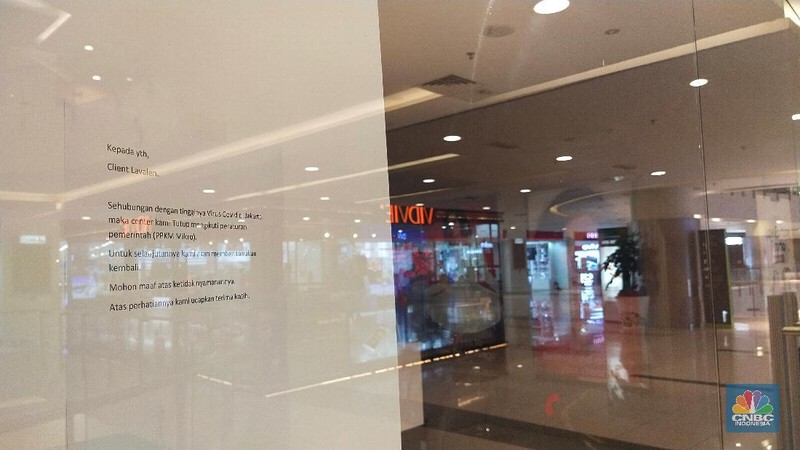 Sejumlah gerai memasang papan pemberitahuan penutupan toko yang berada di salah satu mal di Jakarta, Selasa (29/6/2021). Pemerintah makin memperketat jam operasional pusat perbelanjaan dan restoran. Semula, mal dan restoran diizinkan buka jam 8 malam kini jam operasionalnya harus ditutup hingga jam 5 sore. Pantauan dilokasi ada beberapa store yang menutup tokonya dengan menempelkan papan pemberitahuan. Wahana permainan anak juga ditutup oleh pihak pengelola mal. Pengunjung dimal juga tampak sepi.  (CNBC Indonesia/ Tri Susilo)