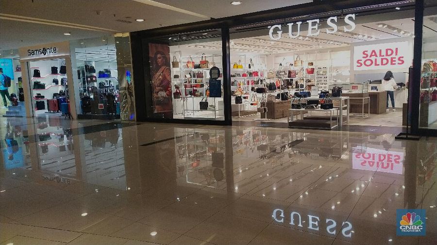 Sejumlah gerai memasang papan pemberitahuan penutupan toko yang berada di salah satu mal di Jakarta, Selasa (29/6/2021). Pemerintah makin memperketat jam operasional pusat perbelanjaan dan restoran. Semula, mal dan restoran diizinkan buka jam 8 malam kini jam operasionalnya harus ditutup hingga jam 5 sore. Pantauan dilokasi ada beberapa store yang menutup tokonya dengan menempelkan papan pemberitahuan. Wahana permainan anak juga ditutup oleh pihak pengelola mal. Pengunjung dimal juga tampak sepi.  (վ/ Tri Susilo)