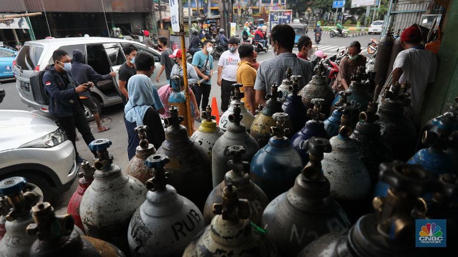 Sejumlah warga mengantre untuk mengisi ulang tabung oksigen di Kawasan Manggarai, Jakarta, Selasa (29/6/2021). Permintaan tabung gas oksigen kian meningkat setelah meledaknya kasus Covid-19 di beberapa rumah sakit di Jakarta. Harga isi ulang tabung oksigen mulai dari harga Rp. 15.000 ribu hingga Rp. 80.000 ribu. Dalam sehari karyawan toko oksigen bisa mengisi ulang 280 tabung oksigen. Ujang (61) menjelaskan 