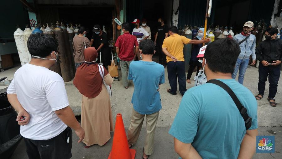 Sejumlah warga mengantre untuk mengisi ulang tabung oksigen di Kawasan Manggarai, Jakarta, Selasa (29/6/2021). Permintaan tabung gas oksigen kian meningkat setelah meledaknya kasus Covid-19 di beberapa rumah sakit di Jakarta. Harga isi ulang tabung oksigen mulai dari harga Rp. 15.000 ribu hingga Rp. 80.000 ribu. Dalam sehari karyawan toko oksigen bisa mengisi ulang 280 tabung oksigen. Ujang (61) menjelaskan 