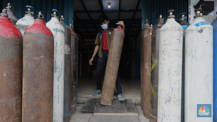 Sejumlah warga mengantre untuk mengisi ulang tabung oksigen di Kawasan Manggarai, Jakarta, Selasa (29/6/2021). Permintaan tabung gas oksigen kian meningkat setelah meledaknya kasus Covid-19 di beberapa rumah sakit di Jakarta. Harga isi ulang tabung oksigen mulai dari harga Rp. 15.000 ribu hingga Rp. 80.000 ribu. Dalam sehari karyawan toko oksigen bisa mengisi ulang 280 tabung oksigen. Ujang (61) menjelaskan
