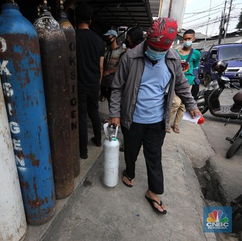 Antrean Orang Isi Oksigen Makin Padat, Corona Makin Gawat!