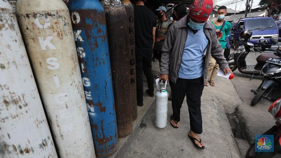 Sejumlah warga mengantre untuk mengisi ulang tabung oksigen di Kawasan Manggarai, Jakarta, Selasa (29/6/2021). Permintaan tabung gas oksigen kian meningkat setelah meledaknya kasus Covid-19 di beberapa rumah sakit di Jakarta. Harga isi ulang tabung oksigen mulai dari harga Rp. 15.000 ribu hingga Rp. 80.000 ribu. Dalam sehari karyawan toko oksigen bisa mengisi ulang 280 tabung oksigen. Ujang (61) menjelaskan 
