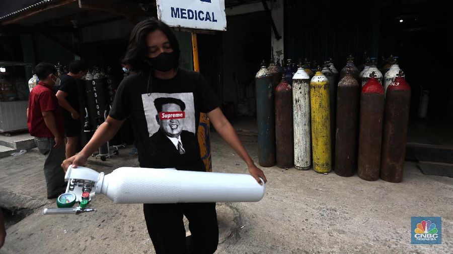 Suasana pengisian Oksigen Medical di Kawasan Manggarai, Selasa (29/6/2021). (CNBC Indonesia/ Tri Susilo)