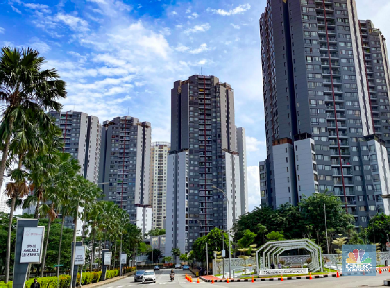 Pedagang air galon membawa galon yang sudah diisi penuh untuk dijual ke warga apartemen di Kawasan Pluit, Jakarta, Rabu (12/6). Banyak penghuni apartemen di kawasan tersebut menggunakan air galon isi ulang untuk mandi. Mumun seorang pembantu rumah tangga mengatakan majiakannya bisa menkonsumsi air galon sehari 4-5 galon untuk mandi dan cuci piring. Harga galon isi ulang ia beli seharga Rp 3500 yang berasal dari air pam, Rp 7000 untuk galon isi ulang untuk galon asli Rp.20.000. Banyak penghuni apartmen menggunakan air galon karena air yang mereka tempati kadang bau dan kotor. (CNBC Indonesia/Muhammad Sabki)