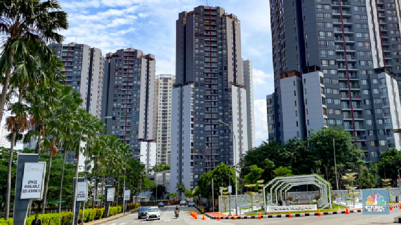 Pedagang air galon membawa galon yang sudah diisi penuh untuk dijual ke warga apartemen di Kawasan Pluit, Jakarta, Rabu (12/6). Banyak penghuni apartemen di kawasan tersebut menggunakan air galon isi ulang untuk mandi. Mumun seorang pembantu rumah tangga mengatakan majiakannya bisa menkonsumsi air galon sehari 4-5 galon untuk mandi dan cuci piring. Harga galon isi ulang ia beli seharga Rp 3500 yang berasal dari air pam, Rp 7000 untuk galon isi ulang untuk galon asli Rp.20.000. Banyak penghuni apartmen menggunakan air galon karena air yang mereka tempati kadang bau dan kotor. (CNBC Indonesia/Muhammad Sabki)