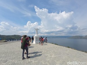 Wisatawan ke Samosir Meningkat Drastis di Libur Lebaran, Penginapan Penuh
