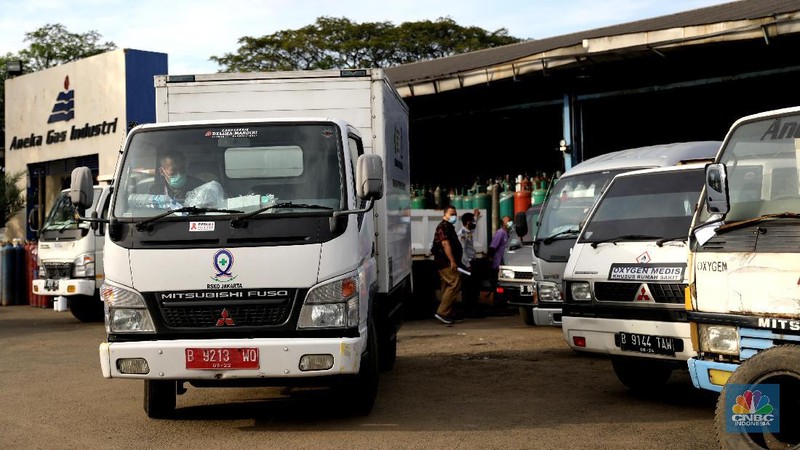 Pekerja menata tabung oksigen di tempat pengisian oksigen PT Aneka Gas Industri, Cakung, Jakarta Timur, Rabu (30/6/2021). Pemprov DKI Jakarta mengerahkan kendaraan dari berbagai Satuan Kerja Perangkat Daerah (SKPD) atau kedinasan di DKI Jakarta untuk membantu mendistribusikan oksigen ke berbagai Rumah Sakit rujukan Covid-19.  Hal tersebut dilakukan untuk mempercepat sirkulasi tabung oksigen yang sempat mengalami kelangkaan beberapa hari lalu. Pantauan CNBC Indonesia beberapa truk dari perangkat daerah seperti Dishub DKI hingga SDA ikut mengantri mengambil oksigen. Antrian pengisian dilokasi tersebut juga memakan waktu lama. Salah satu sopir truk mengaku ia mengantri dari jam 7 pagi hingga pukul 15.30 belum juga bisa diangkut. Karena antrian truk yang begitu ramai. Tempat pengisian Oksigen ini melayani hingga 24 jam.  (CNBC Indonesia/ Muhammad Sabki)