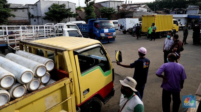 Pekerja menata tabung oksigen di tempat pengisian oksigen PT Aneka Gas Industri, Cakung, Jakarta Timur, Rabu (30/6/2021). Pemprov DKI Jakarta mengerahkan kendaraan dari berbagai Satuan Kerja Perangkat Daerah (SKPD) atau kedinasan di DKI Jakarta untuk membantu mendistribusikan oksigen ke berbagai Rumah Sakit rujukan Covid-19.  Hal tersebut dilakukan untuk mempercepat sirkulasi tabung oksigen yang sempat mengalami kelangkaan beberapa hari lalu. Pantauan CNBC Indonesia beberapa truk dari perangkat daerah seperti Dishub DKI hingga SDA ikut mengantri mengambil oksigen. Antrian pengisian dilokasi tersebut juga memakan waktu lama. Salah satu sopir truk mengaku ia mengantri dari jam 7 pagi hingga pukul 15.30 belum juga bisa diangkut. Karena antrian truk yang begitu ramai. Tempat pengisian Oksigen ini melayani hingga 24 jam.  (CNBC Indonesia/ Muhammad Sabki)