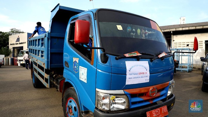 Pengisian Tabung Oksigen Medical Pekerja menata tabung oksigen di tempat pengisian oksigen PT Aneka Gas Industri, Cakung, Jakarta Timur, Rabu (30/6/2021). Pemprov DKI Jakarta mengerahkan kendaraan dari berbagai Satuan Kerja Perangkat Daerah (SKPD) atau kedinasan di DKI Jakarta untuk membantu mendistribusikan oksigen ke berbagai Rumah Sakit rujukan Covid-19. Hal tersebut dilakukan untuk mempercepat sirkulasi tabung oksigen yang sempat mengalami kelangkaan beberapa hari lalu. Pantauan CNBC Indonesia beberapa truk dari perangkat daerah seperti Dishub DKI hingga SDA ikut mengantri mengambil oksigen. Antrian pengisian dilokasi tersebut juga memakan waktu lama. Salah satu sopir truk mengaku ia mengantri dari jam 7 pagi hingga pukul 15.30 belum juga bisa diangkut. Karena antrian truk yang begitu ramai. Tempat pengisian Oksigen ini melayani hingga 24 jam. (CNBC Indonesia/ Muhammad Sabki)