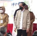 Saat Jokowi Berikan Jaketnya ke Warga di Kendari