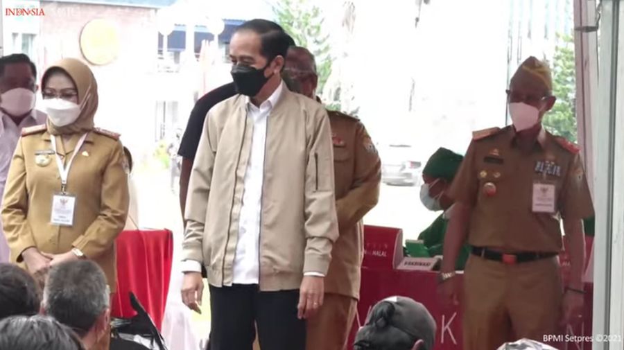 Presiden Joko Widodo Melakukan eninjauan Vaksinasi Covid-19, Kota Kendari, 30 Juni 2021. (Tangkapan Layar Youtube Sekretariat Presiden)