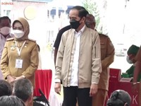 Saat Jokowi Berikan Jaketnya ke Warga di Kendari