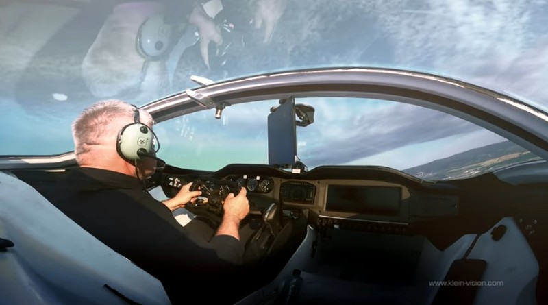 Prototipe bertenaga bensin, AirCar, terbang antara bandara internasional di Nitra dan Bratislava, Slovakia. (Tangkapan Layar Youtube KleinVision) Prototipe bertenaga bensin, AirCar, terbang antara bandara internasional di Nitra dan Bratislava, Slovakia. (Tangkapan Layar Youtube KleinVision)