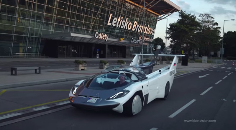 Prototipe bertenaga bensin, AirCar, terbang antara bandara internasional di Nitra dan Bratislava, Slovakia. (Tangkapan Layar Youtube KleinVision)