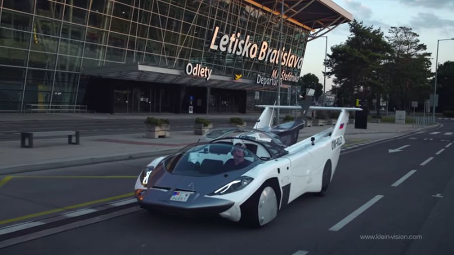 Prototipe bertenaga bensin, AirCar, terbang antara bandara internasional di Nitra dan Bratislava, Slovakia. (Tangkapan Layar Youtube KleinVision)