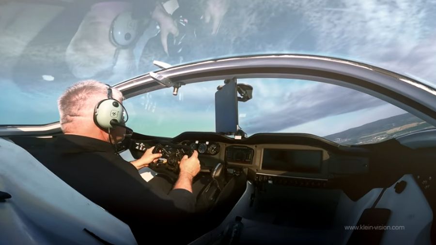 Prototipe bertenaga bensin, AirCar, terbang antara bandara internasional di Nitra dan Bratislava, Slovakia. (Tangkapan Layar Youtube KleinVision)