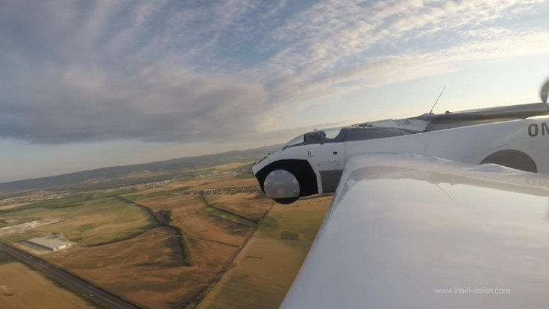 Prototipe bertenaga bensin, AirCar, terbang antara bandara internasional di Nitra dan Bratislava, Slovakia. (Tangkapan Layar Youtube KleinVision)