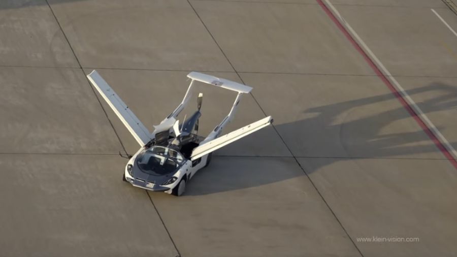 Prototipe bertenaga bensin, AirCar, terbang antara bandara internasional di Nitra dan Bratislava, Slovakia. (Tangkapan Layar Youtube KleinVision)