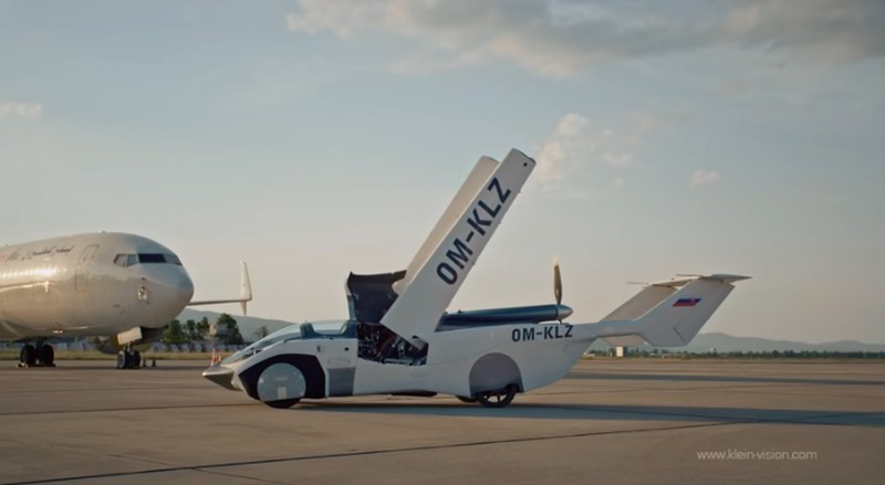 Prototipe bertenaga bensin, AirCar, terbang antara bandara internasional di Nitra dan Bratislava, Slovakia. (Tangkapan Layar Youtube KleinVision) Prototipe bertenaga bensin, AirCar, terbang antara bandara internasional di Nitra dan Bratislava, Slovakia. (Tangkapan Layar Youtube KleinVision)