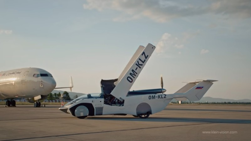 Prototipe bertenaga bensin, AirCar, terbang antara bandara internasional di Nitra dan Bratislava, Slovakia. (Tangkapan Layar Youtube KleinVision)