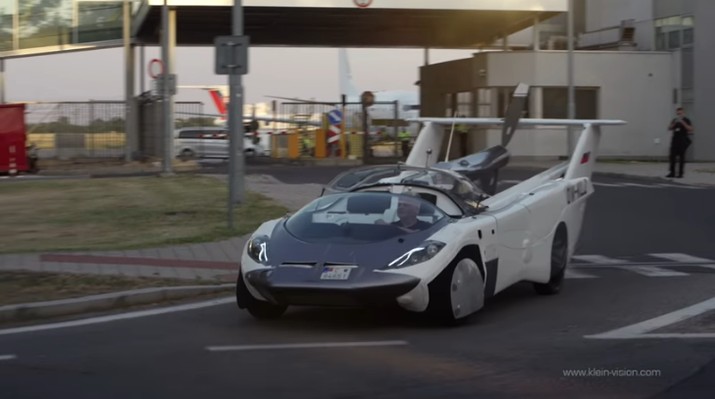Prototipe bertenaga bensin, AirCar, terbang antara bandara internasional di Nitra dan Bratislava, Slovakia. (Tangkapan Layar Youtube KleinVision) Prototipe bertenaga bensin, AirCar, terbang antara bandara internasional di Nitra dan Bratislava, Slovakia. (Tangkapan Layar Youtube KleinVision)