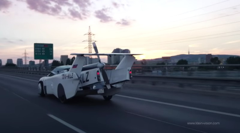 Prototipe bertenaga bensin, AirCar, terbang antara bandara internasional di Nitra dan Bratislava, Slovakia. (Tangkapan Layar Youtube KleinVision) Prototipe bertenaga bensin, AirCar, terbang antara bandara internasional di Nitra dan Bratislava, Slovakia. (Tangkapan Layar Youtube KleinVision)