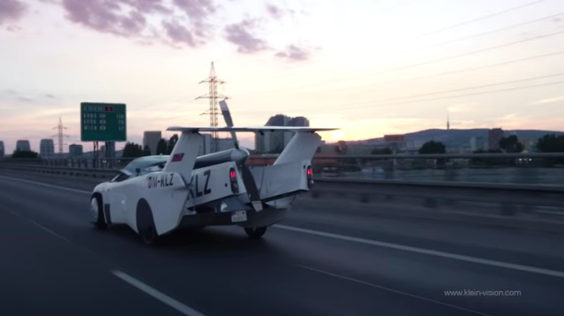 Prototipe bertenaga bensin, AirCar, terbang antara bandara internasional di Nitra dan Bratislava, Slovakia. (Tangkapan Layar Youtube KleinVision)