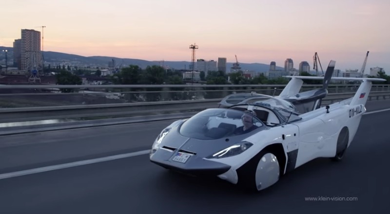 Prototipe bertenaga bensin, AirCar, terbang antara bandara internasional di Nitra dan Bratislava, Slovakia. (Tangkapan Layar Youtube KleinVision) Prototipe bertenaga bensin, AirCar, terbang antara bandara internasional di Nitra dan Bratislava, Slovakia. (Tangkapan Layar Youtube KleinVision)