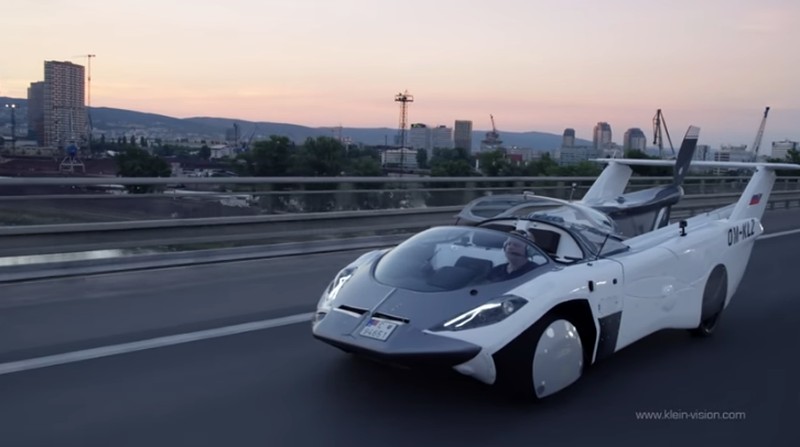Prototipe bertenaga bensin, AirCar, terbang antara bandara internasional di Nitra dan Bratislava, Slovakia. (Tangkapan Layar Youtube KleinVision)